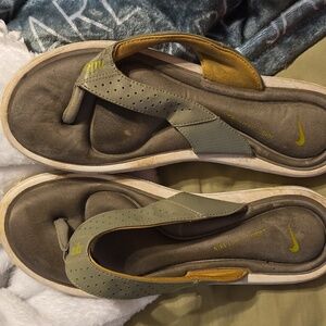 Nike sandals women's size 10